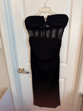 Elegant Strapless Black Maxi Dress with Lace Bodice